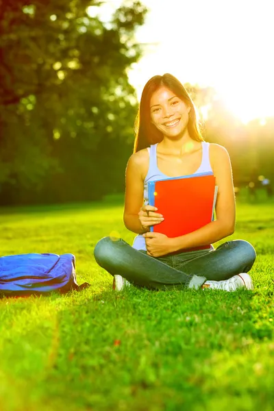 Estudante estudando no parque voltando para a escola — Fotografia de Stock