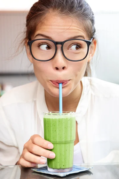 Suco de batido vegetal verde - mulher bebendo — Fotografia de Stock