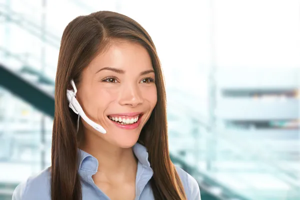 Ακουστικό πελάτης υπηρεσία γυναίκα στο τηλεφωνικό κέντρο — Φωτογραφία Αρχείου