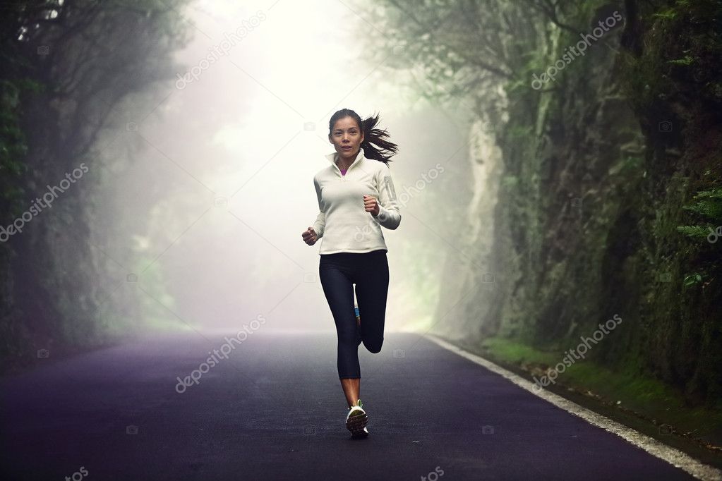 Девушка бежит. Девочка бегает быстро. Девушка бежит. Девушка бежит очень быстро. Девушка бежит спорт.