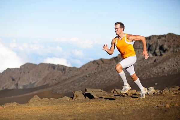 Correr hombre corredor deportivo corriendo en trail run — Foto de Stock