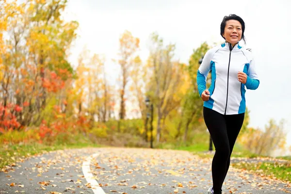 Madura asiática mujer corriendo activo en su 50s — Foto de Stock