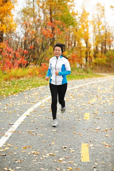Μέσης ηλικίας γυναίκα της Ασίας τρέχει ενεργό στα 50 της — Φωτογραφία Αρχείου
