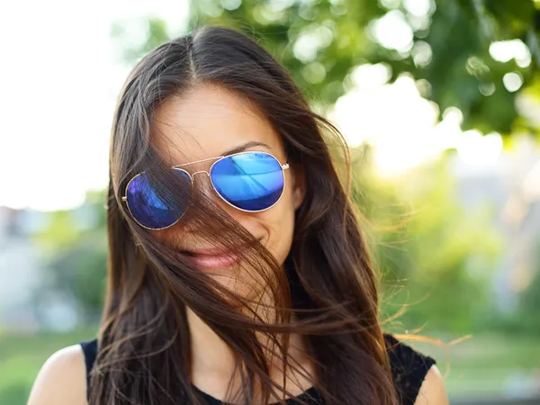 Okulary kobieta portret funky odkryty — Zdjęcie stockowe