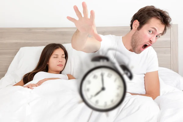 Despierta - pareja despertando temprano lanzando alarma — Foto de Stock