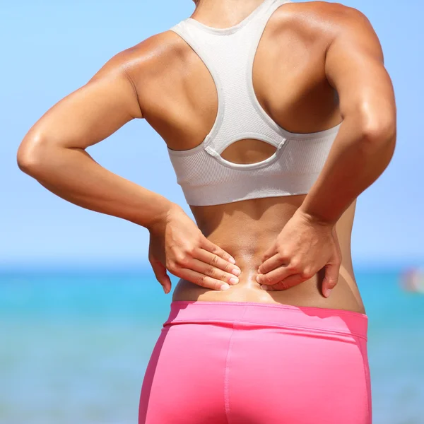 Dolor de espalda - mujer con lesión en la parte baja de la espalda —  Fotos de Stock