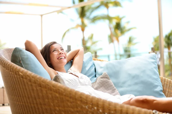 Sofá Mujer relajante disfrutando de estilo de vida de lujo — Foto de Stock