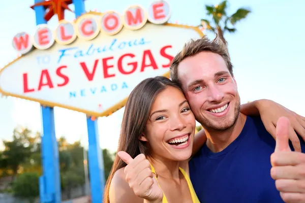 Лас-Вегас пара счастлива на знак — стоковое фото