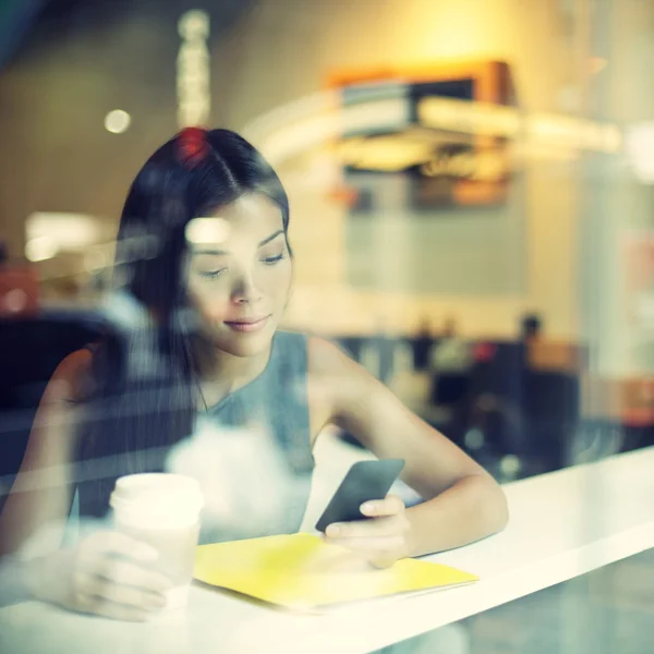 Cafe città stile di vita donna al telefono bere caffè Foto Stock Royalty Free