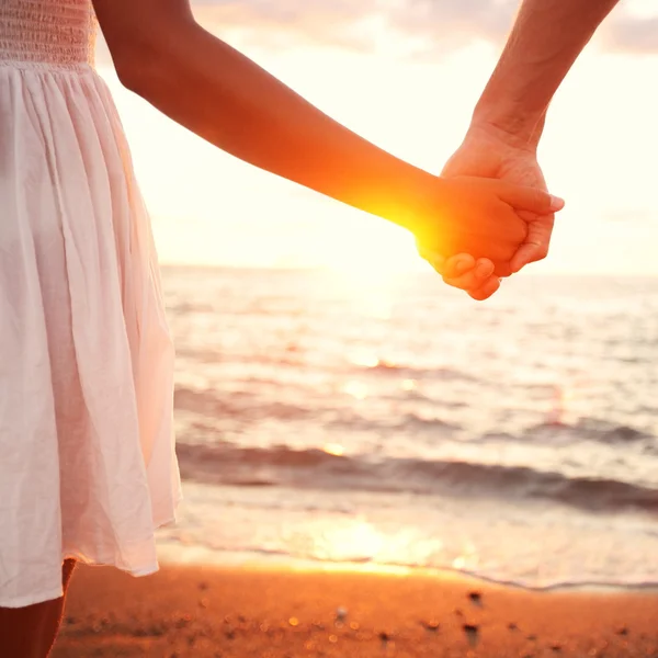 Liefde - romantisch paar hand in hand, strand zonsondergang — Stockfoto