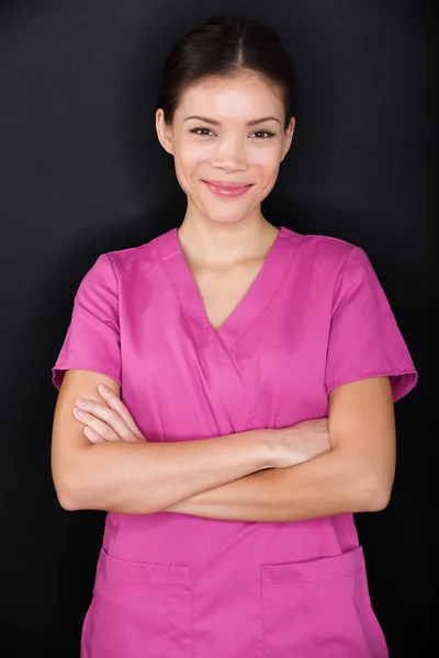 Vrouwelijke verpleegster portret gelukkig vertrouwen en roze — Stockfoto
