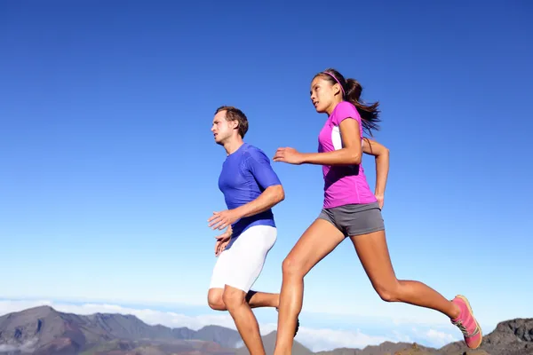 Correr personas - Corredores de entrenamiento al aire libre — Foto de Stock