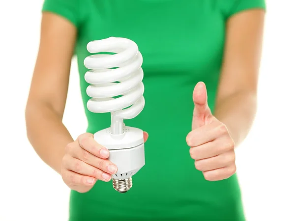 Ampoule économiseur d "énergie - femme montrant — Photo