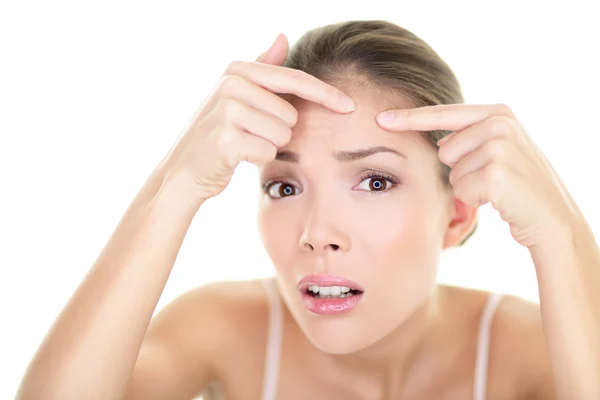 Mancha de acné espinilla - cuidado de la piel chica y problema de la piel —  Fotos de Stock