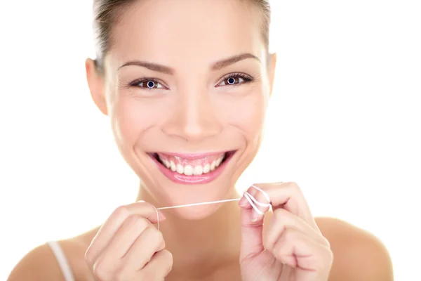 Смывание зубов - женщина, улыбающаяся зубной нитью — стоковое фото