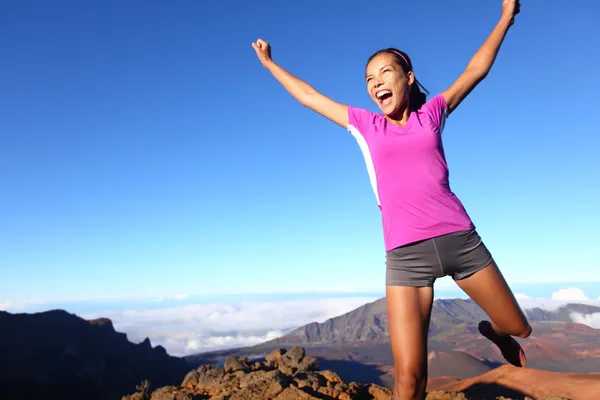 Gagnant de succès fitness coureur femme saut — Photo