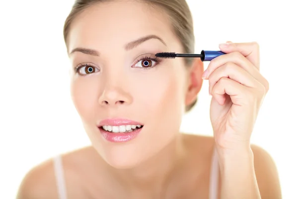 Skönhet smink kvinna sätta mascara eye make up — Stockfoto