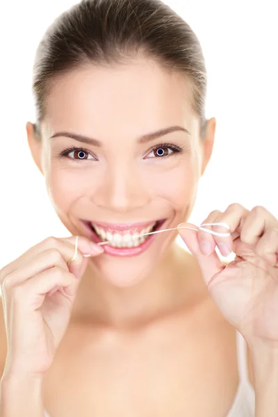 Flossing zębów kobieta uśmiechając się, przy pomocy stomatologicznej równo — Zdjęcie stockowe