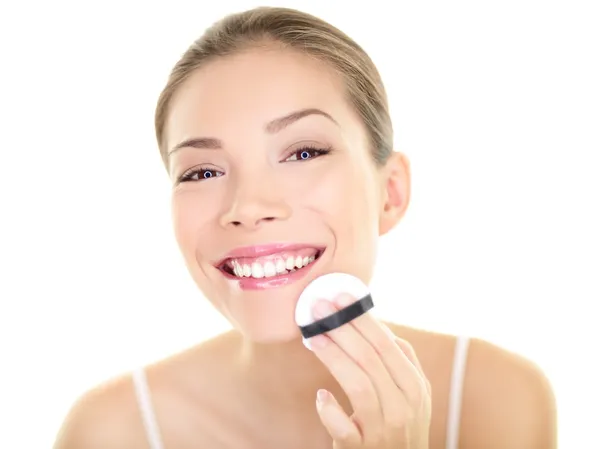 Trucco bellezza asiatico donna applicando fondazione faccia — Foto Stock