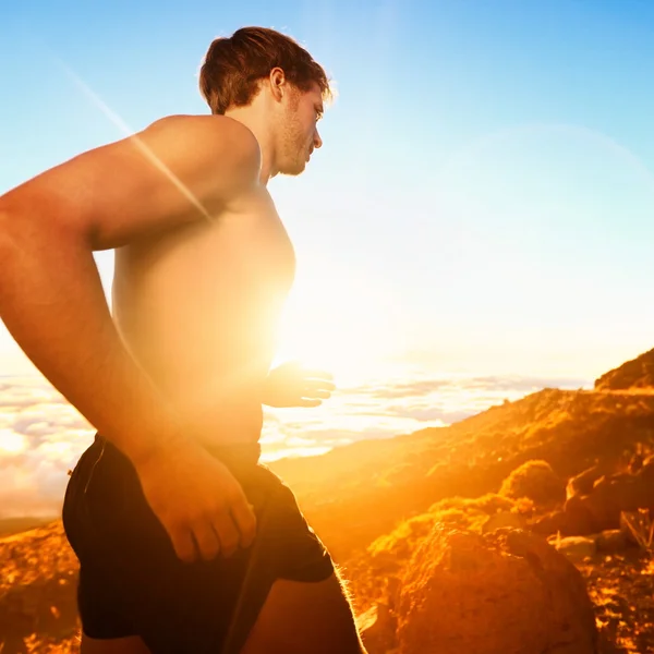 Correndo pessoas - corredor masculino ao pôr do sol na montanha — Fotografia de Stock