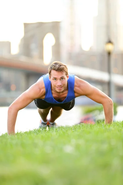 Push-ups - entrenamiento de hombres en la ciudad de Nueva York, Brooklyn —  Fotos de Stock