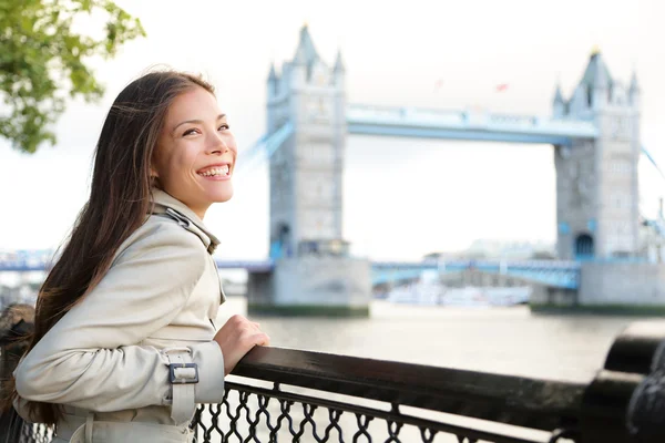 Gente en Londres - mujer feliz por Tower Bridge — Foto de Stock