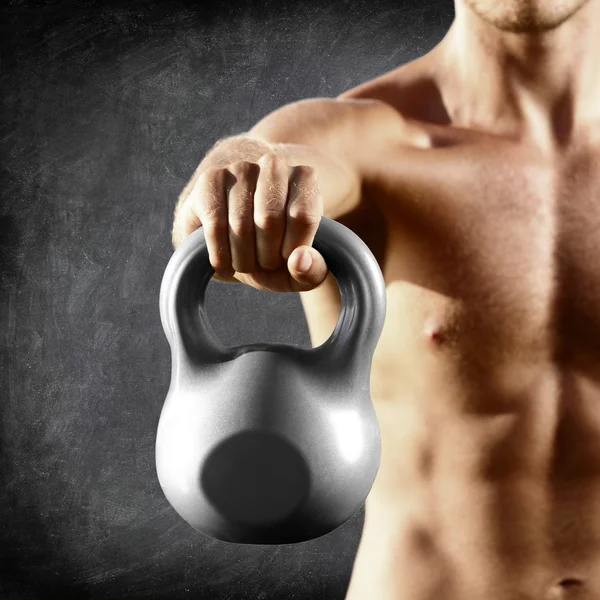 Kettlebell hantel - fitness man lyft vikt — Stockfoto