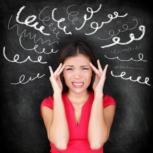Stress - Frau mit Kopfschmerzen gestresst lizenzfreie Stockbilder