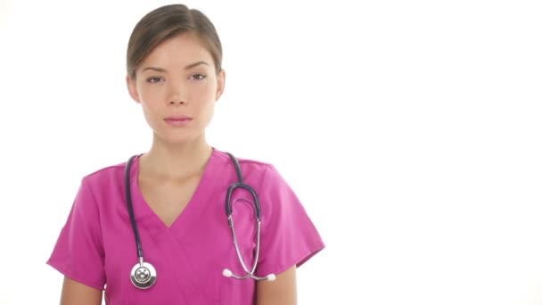 Enfermera o joven médico. Mirando retrato serio — Vídeos de Stock