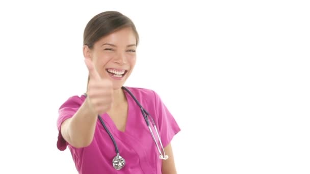 Медсестра - доктор дает большие пальцы вверх взволнован и счастлив — стоковое видео