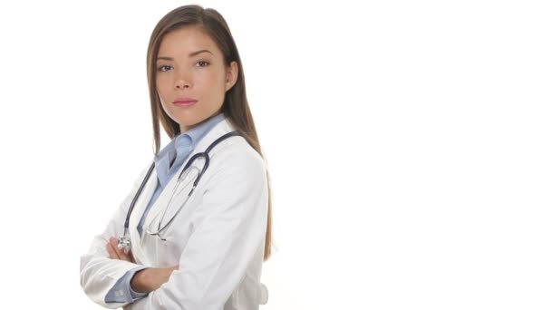 Ernstige medische arts portret op wit — Stockvideo