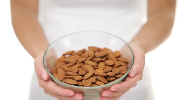 Almendras - mujer mostrando primer plano tazón de almendras crudas — Vídeos de Stock