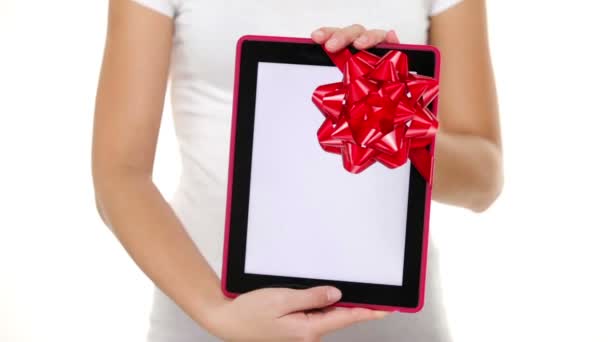 Femme donnant Tablet PC cadeau — Video