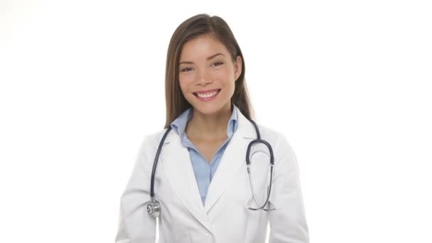 Médico profesional femenino entrando y saliendo — Vídeo de stock