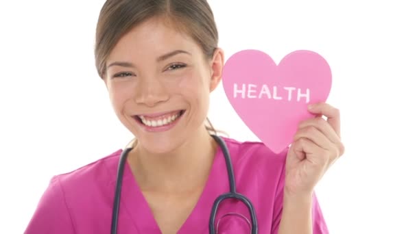 Medico infermiere medico che mostra segno di SALUTE sul cuore — Video Stock
