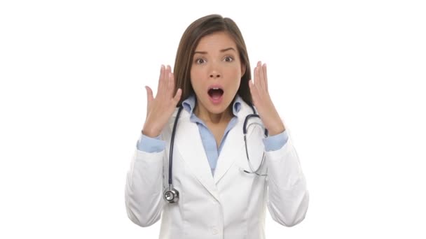 Médico sorprendido y sorprendido negativo — Vídeo de stock