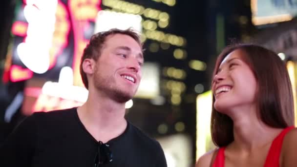 Pareja joven y feliz en Times Square Nueva York — Vídeo de stock