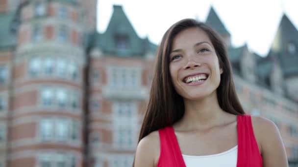 Gelukkige vrouw in quebec city — Stockvideo