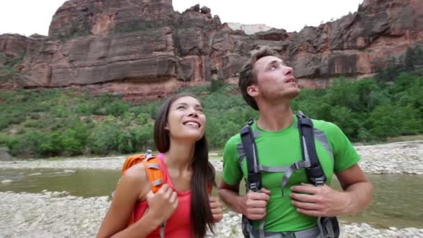 Wandelaars wandelen genieten van bekijken in nationaal park zion — Stockvideo