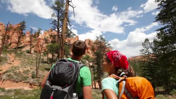 Люди Піші прогулянки - пара туристів в Bryce Canyon — стокове відео