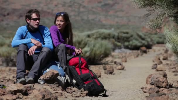 Pareja de excursionistas descansando en el Teide — Vídeo de stock