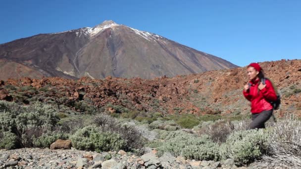 Hiker. Woman hiking and looking at nature on Teide — Stock Video