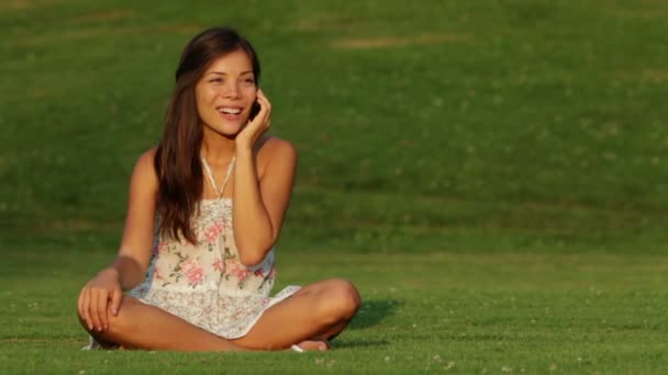 Menina falando no telefone celular ao ar livre rindo — Vídeo de Stock