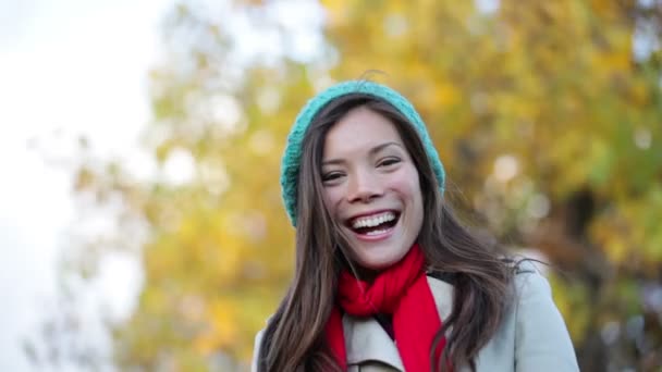 Fall woman waving hello and blowing a kiss — Stock Video