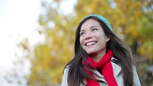 Autumn woman portrait looking away smiling happy — Stock Video