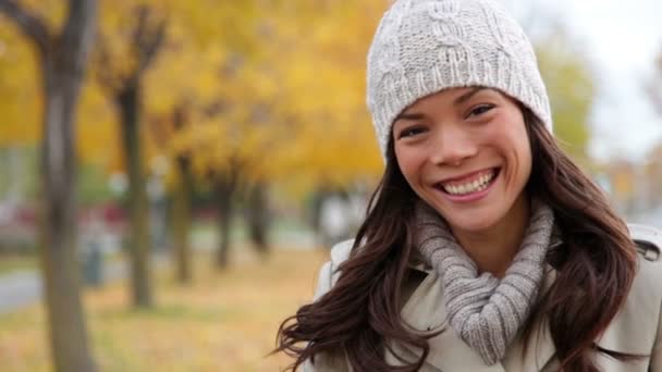 Fall woman portrait in autumn foliage city park — Stock Video