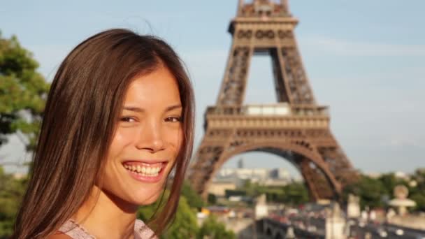Τουρίστα στην Άιφελ Πύργος χαμογελά ευτυχισμένος — Αρχείο Βίντεο