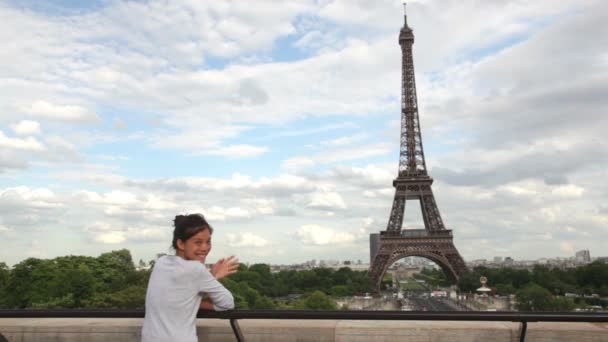 Эйфелева башня Париж туристка наслаждается видом — стоковое видео