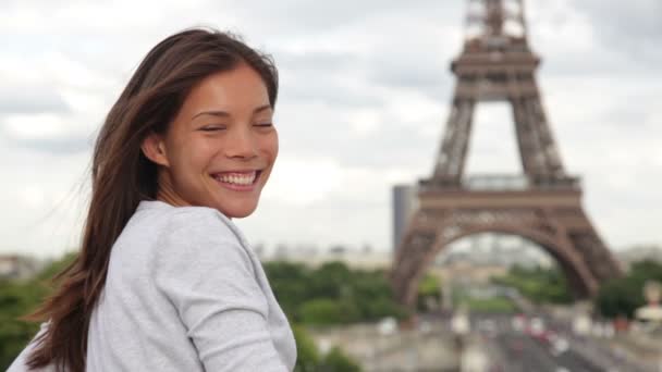 Torre Eiffel turista em Paris sorrindo e olhando — Vídeo de Stock