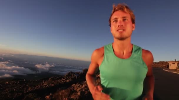 Coureur masculin - coureur homme athlète jogging à l'extérieur — Video